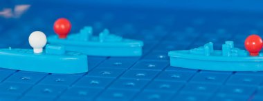 Oyuncak savaş gemileri ve bir masa oyunu oynamak için dizilmiş bir denizaltı