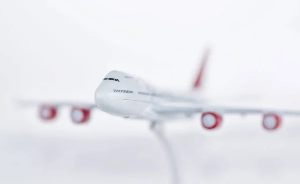 Игрушечная модель пассажирского самолета — стоковое фото