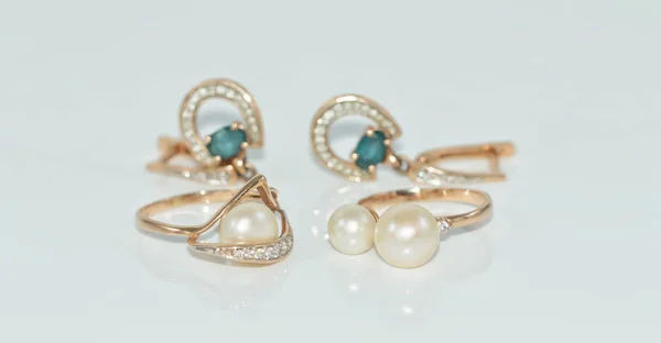 Elegant Golden ring with pearl — Stock Photo, Image