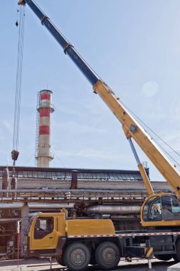 Bir vinç rafinerisinde onarım çalışmaları