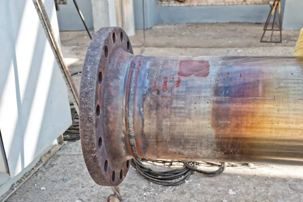 Costura de solda no tubo de aço cromemolybdenum após uma tr térmica — Fotografia de Stock