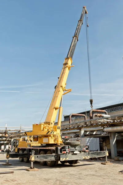 Works on installation of pipelines with auto crane heavy-duty — Stock Photo, Image