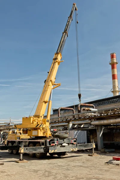 Arbeiten an der Installation von Pipelines mit Autokran Schwerlast — Stockfoto