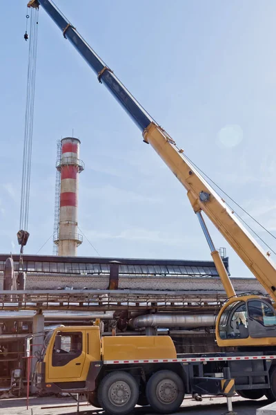 Werk bij de raffinaderij door een kraan repareren — Stockfoto