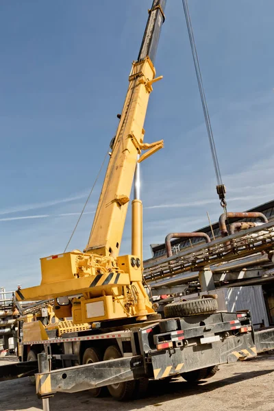 Travaux sur l'installation de pipelines avec grue automatique robuste — Photo