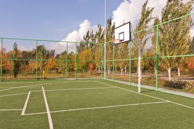 Spor basketbol sahası, üssünde kafes ve çit ile çitle çevrili