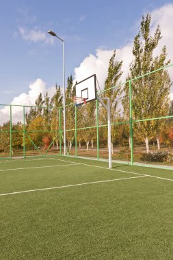 Spor basketbol sahası, üssünde kafes ve çit ile çitle çevrili