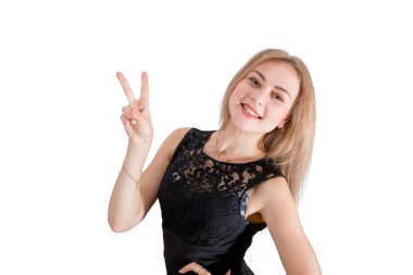 Barış el işaret gösteren gülümseyen genç kadın