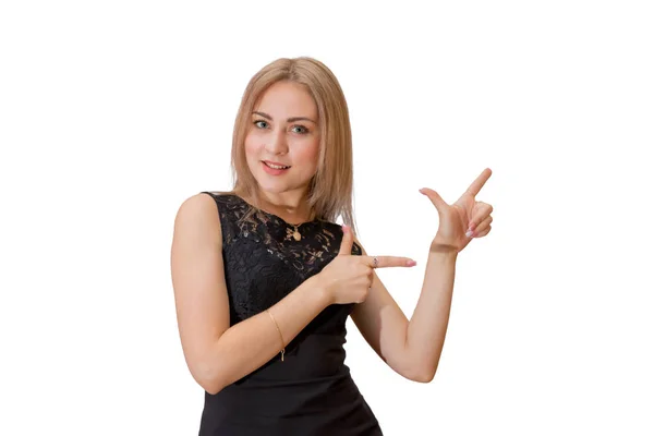 Улыбающаяся молодая женщина с светлыми волосами в черном платье, указывающая на финга — стоковое фото