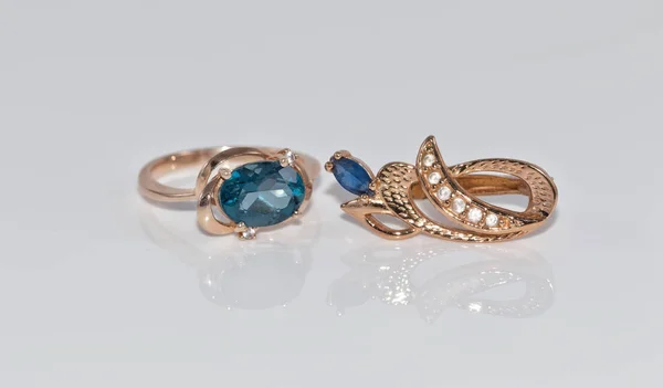 Elegantní zlaté šperky prsten a náušnice s topazy — Stock fotografie