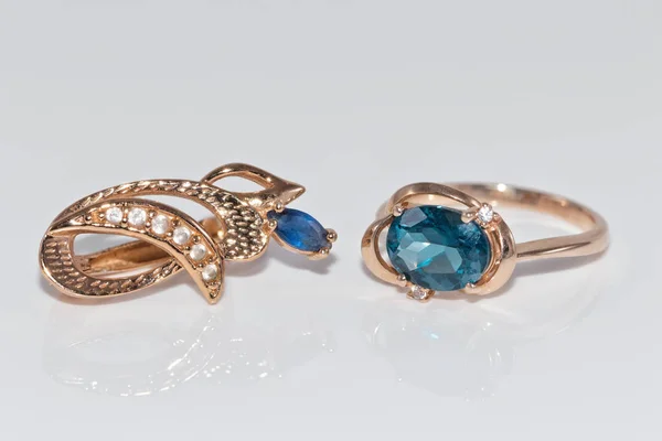 Sierlijke gouden sieraden ring en oorbellen met Topaz — Stockfoto