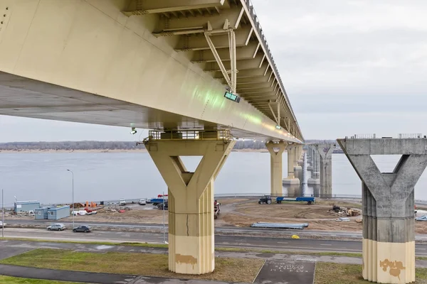 "Dancing"overbruggen door middel van de Wolga met nieuwe led gekleurde li — Stockfoto