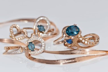 Altın küpe ve Mavi Topaz yüzük