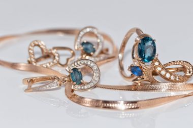 Altın küpe ve Mavi Topaz yüzük