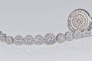 Alışılmadık güzel gümüş zincir ve gümüş yüzük