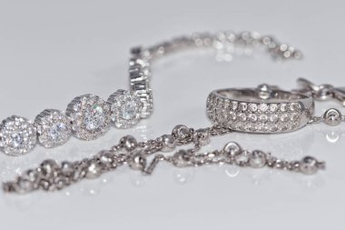 Alışılmadık güzel gümüş zincir ve gümüş yüzük