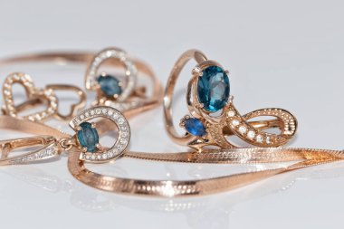 Altın küpe ve Mavi Topaz yüzük