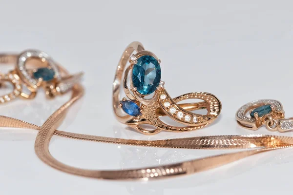 Золотые серьги и кольцо с голубым топазом — стоковое фото