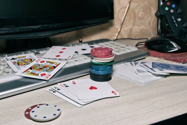 Oyuncu dağınık kartları ve po ile online casinolar ve Danışma — Stok fotoğraf