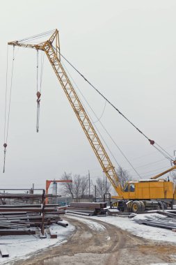 çelik ürünleri ve tüpler vinç ile yükleme