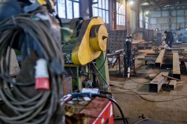 Ambiente de trabajo en un viejo taller de soldadura para la soldadura de —  Fotos de Stock