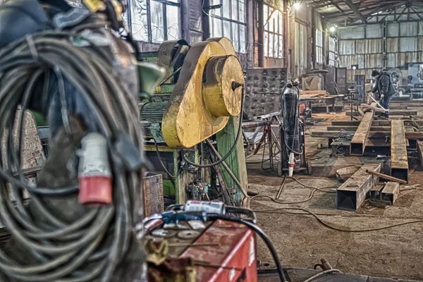 Ambiente de trabajo en un viejo taller de soldadura para la soldadura de — Foto de Stock