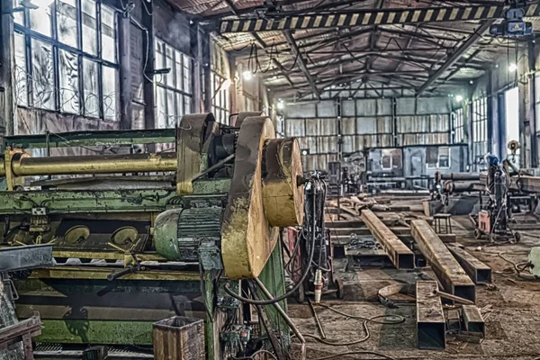 会った雰囲気の溶接のための古い溶接工場での作業 — ストック写真