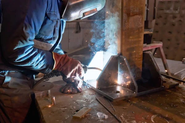 Soldadura semiautomática de estructuras metálicas en el taller — Foto de Stock