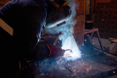 Dükkanda metal yapıların yarı otomatik kaynak