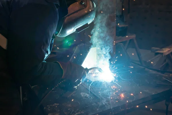 Semi-automatisch lassen van metalen constructies in de winkel — Stockfoto