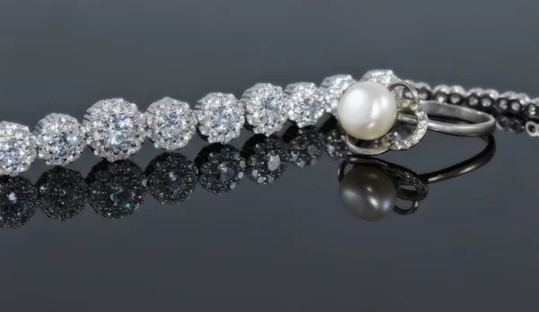 Серебряный браслет с множеством блесток и кольцом с бриллиантом — стоковое фото