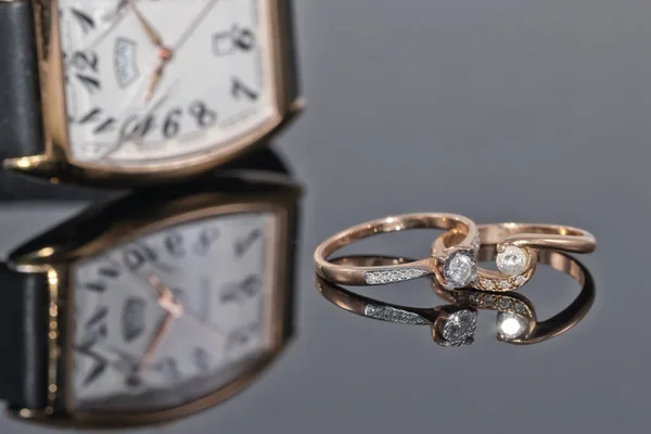 Coppia di anelli in oro da donna con diamanti su sfondo di eleg — Foto Stock