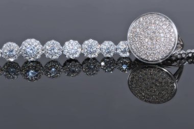 Gümüş bilezik birçok parlak elmas ve zarif halka wi