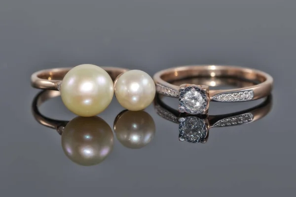 Goldring mit Diamant und Ring mit Perlen — Stockfoto