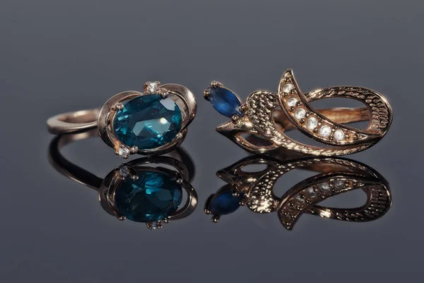 Золотые серьги и кольцо с голубым топазом — стоковое фото