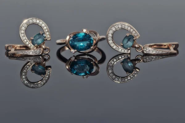 Pendientes y anillo de oro con Topacio azul — Foto de Stock