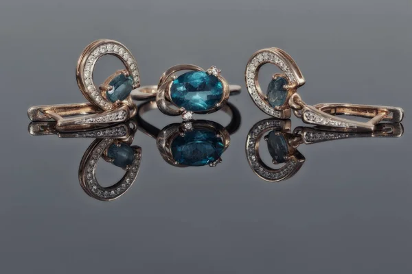 Brincos de ouro e anel com topázio azul — Fotografia de Stock