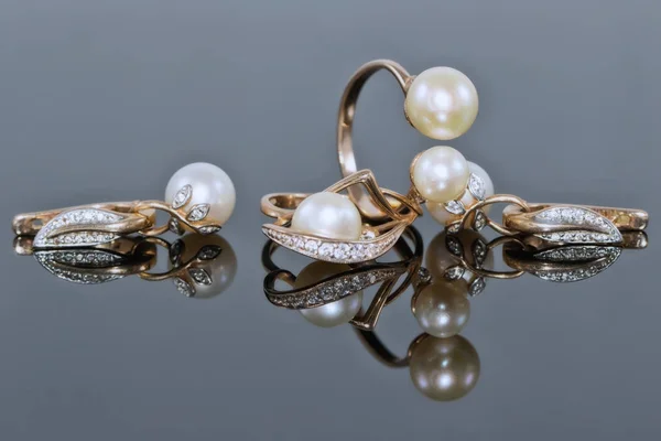 Dárková sada zlaté šperky s perlami — Stock fotografie