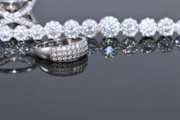 Bracciale in argento con molti diamanti scintillanti ed elegante anello wi — Foto Stock