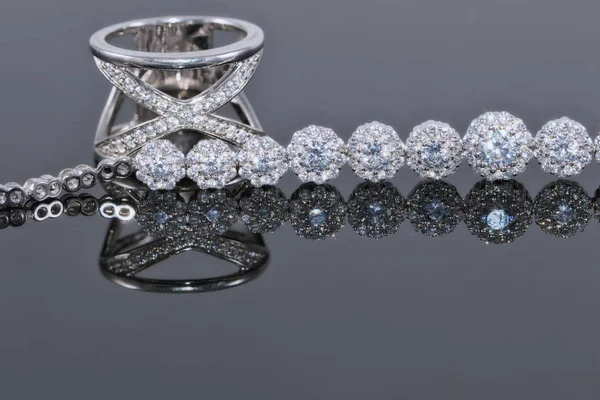 Pulsera de plata con muchos diamantes brillantes y elegante anillo wi — Foto de Stock