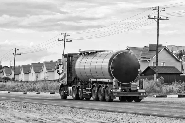 Caminhão Transportando Tanque Combustível Longo Estrada Asfalto Para Fora Cidade — Fotografia de Stock