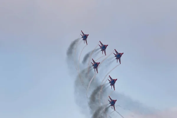 De prestaties van de groep van de luchtvaart van aerobatics Military-air — Stockfoto