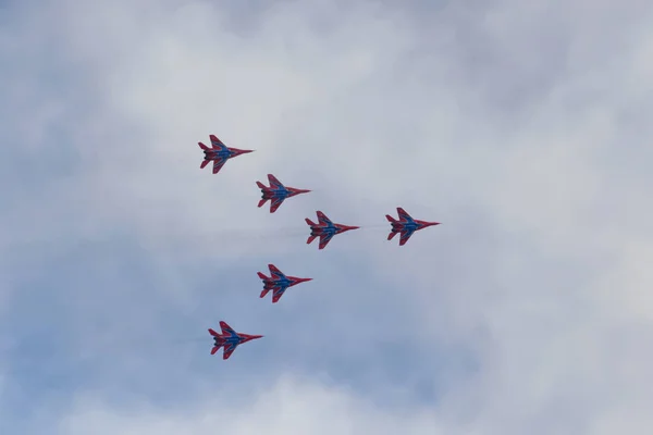 La actuación del grupo de aviación de acrobacias aéreas Militares — Foto de Stock