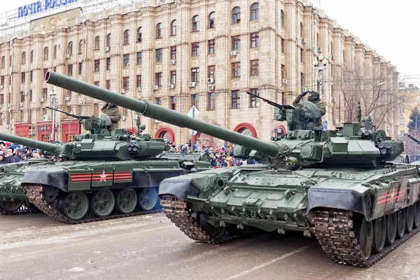 ヴォルゴグラードの軍事機器のパレード — ストック写真
