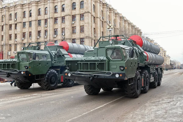 Parade militärischer Ausrüstung in Wolgograd — Stockfoto