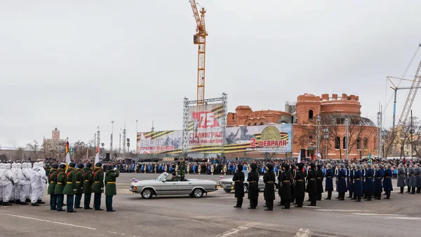 Parade sur la place principale de la ville en l'honneur du 75 anniversaire de la — Photo