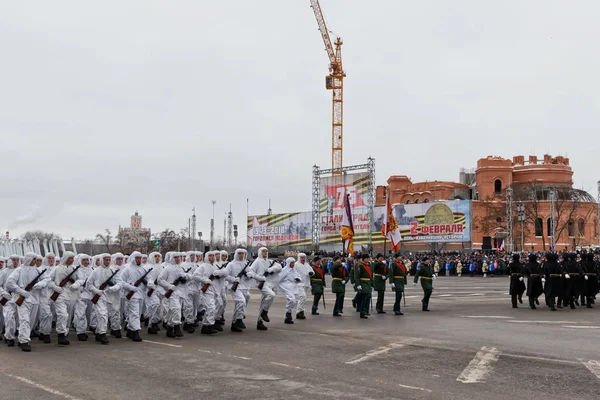 Parade op de belangrijkste stadsplein ter ere van het 75-jarig bestaan van de — Stockfoto