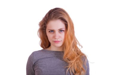 Büyüleyici bir kızıl saçlı uzun saçlı kız direc portresi