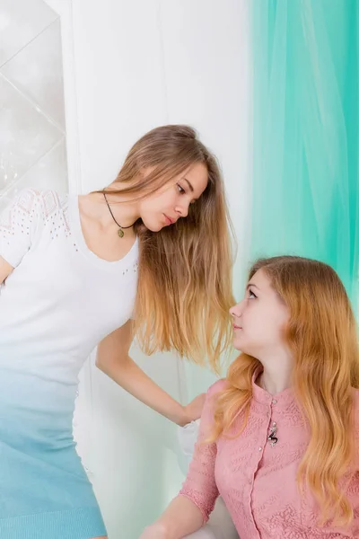 Модная интерьерная фотография двух красивых девушек со светлыми волосами — стоковое фото