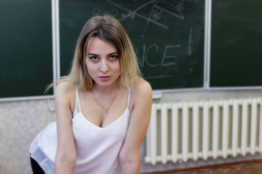 derin bir NEC ile beyaz bir t-shirt Genç Sevimli sarışın öğrenci